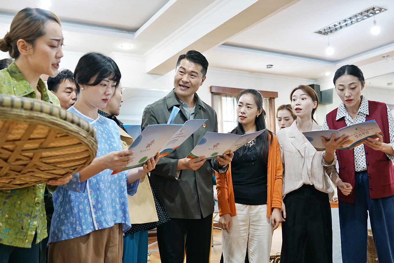 脱贫攻坚剧《山高水长》紧张排练中